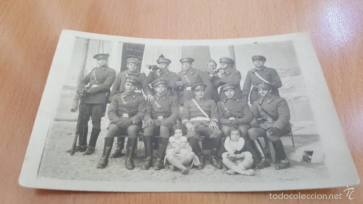 Militaria: Fotografia de militares espa&ntilde;oles de caballeria, en tarjeta postal de 14 x 9 cm.