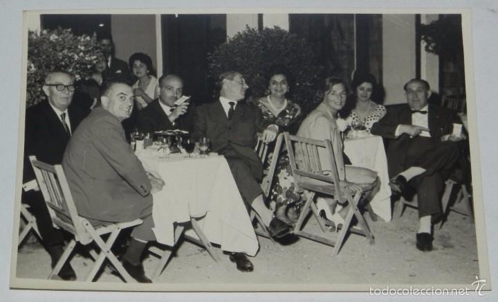 Militaria: FOTOGRAFIA DE LA COMIDA CELEBRADA CON MOTIVO DE LA VISITA DE CARMEN POLO A LA FERIA DE MUESTRAS, MAD