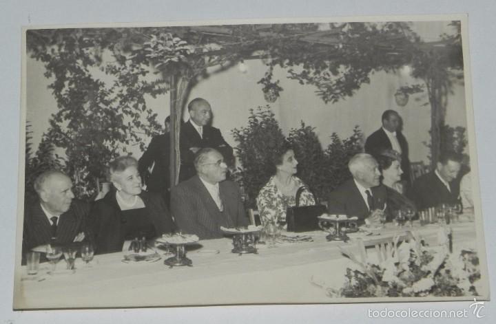 Militaria: FOTOGRAFIA DE LA COMIDA CELEBRADA CON MOTIVO DE LA VISITA DE CARMEN POLO A LA FERIA DE MUESTRAS, MAD