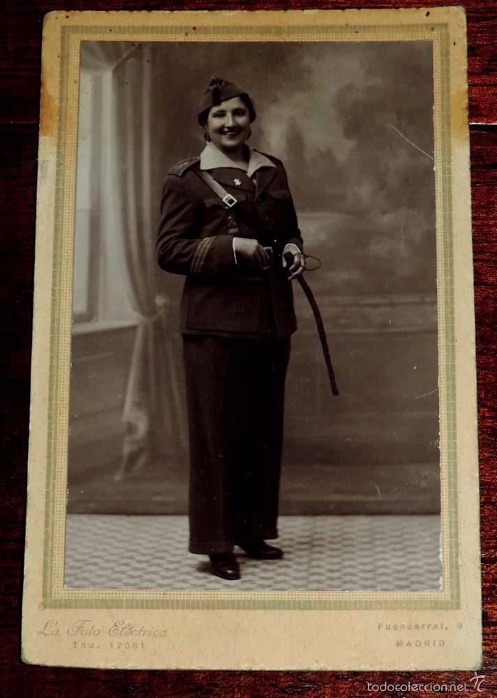 Militaria: FOTOGRAFIA DE MUJER CON UNIFORME DE CABO DE LA LEGION, INSIGNA CON PERMANENCIAS, LA FOTO ELECTRICA,