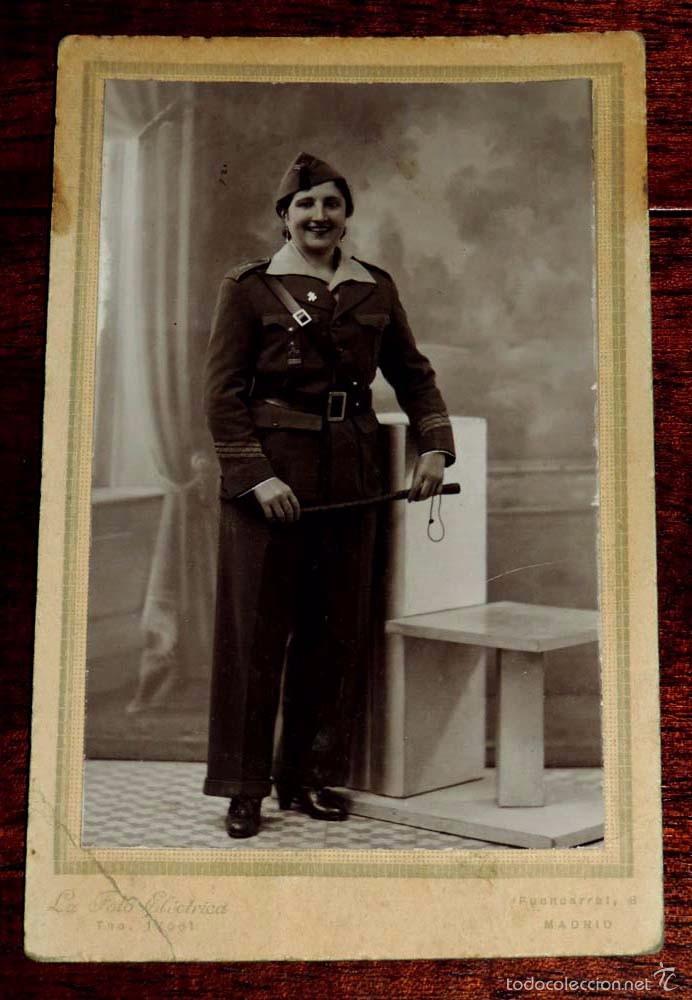 Militaria: FOTOGRAFIA DE MUJER CON UNIFORME DE CABO DE LA LEGION, INSIGNA CON PERMANENCIAS, LA FOTO ELECTRICA,