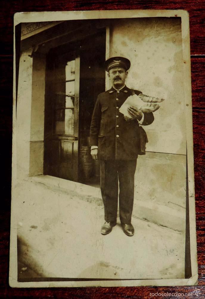 Militaria: FOTOGRAFIA DE FUNCIONARIO DE CORREOS, CARTERO, A&Ntilde;OS 20 / 30 , TAMA&Ntilde;O POSTAL.