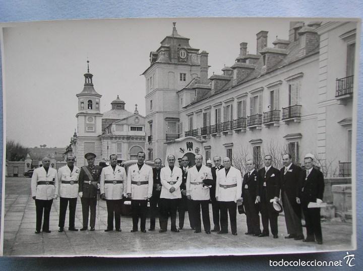 Militaria: FOTOGRAFIA ORIGINAL.JERARCAS FALANGISTAS EN EL PALACIO DEL PARDO. GUARDIA MORA DE FRANCO. FALANGE.