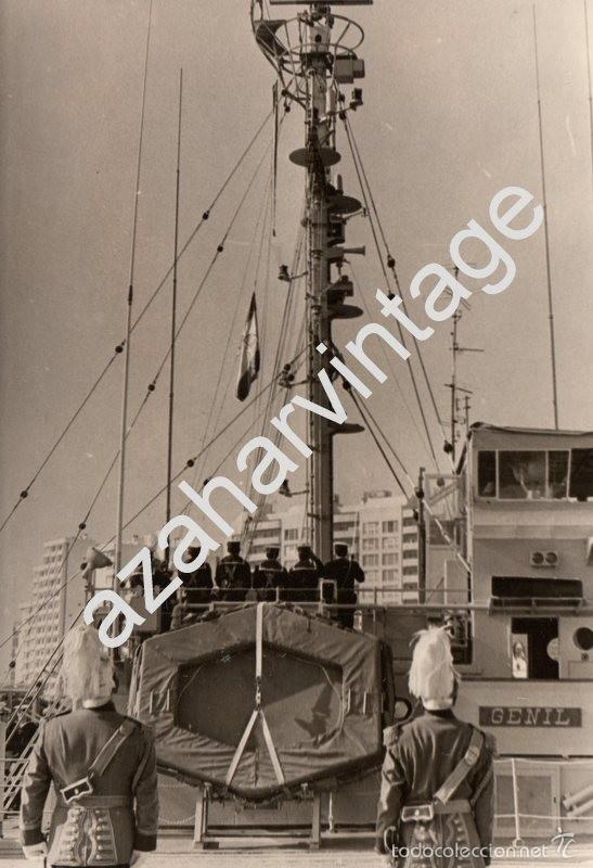 Militaria: MAGNIFICA FOTOGRAFIA DEL DRAGAMINAS GENIL EN EL PUERTO DE SEVILLA,118X172MM