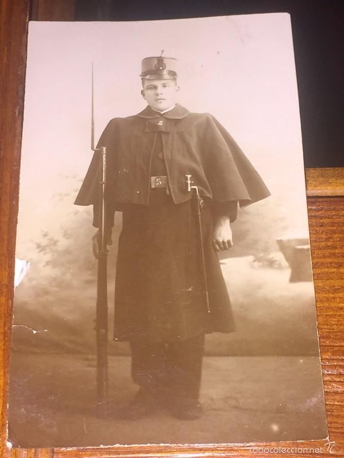 Militaria: FOTOGRAFIA ALBUMINA DEL SOLDADO DEL REGIMIENTO INFANTERIA SABOYA N&ordm; 5. CON CASCO ROS, MIDE 9,8 X 5,8