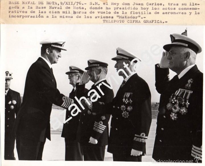 Militaria: ROTA,1976, EL REY A SU LLEGADA A LA BASE NAVAL, CONDECORACIONES,COLECTIVA,198X164MM