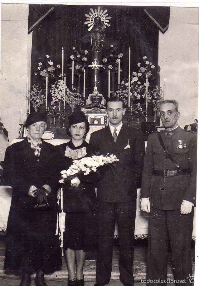Militaria: Fotograf&iacute;a 16 x 11 cm boda con un militar con uniforme y condecoraciones. No figura fot&oacute;grafo.