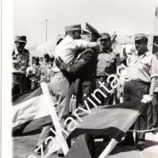 Militaria: EDCHERA, SAHARA,1975, IMPOSICION FAJIN AL GENERAL MARIÑAS, ANGULO DE HERIDO, COLECTIVA,178X128MM