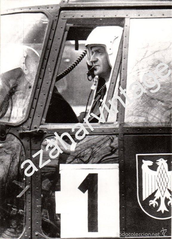 Militaria: EL REY JUAN CARLOS I PILOTANDO UN HELICOPTERO ALEMAN. 130X180MM