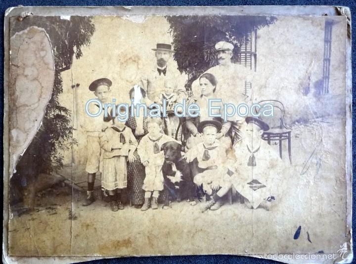 Militaria: (JX-1970) Fotograf&iacute;a familiar de Oficial de Marina y ni&ntilde;os Lepantos cintas ALFONSO XIII y Filipinas