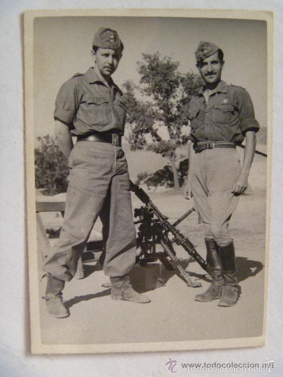 Militaria: FOTO DE TENIENTE Y ALFEREZ DE COMPLEMENTO CON UNIFORME CAMPA&Ntilde;A Y AMETRALLADORA ALFA.