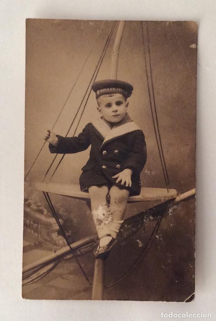 Militaria: FOTO FOTOGRAF&Iacute;A. NI&Ntilde;O VESTIDO DE MARINERO. EN LA GORRA LEPANTO PONE REINA VICTORIA.