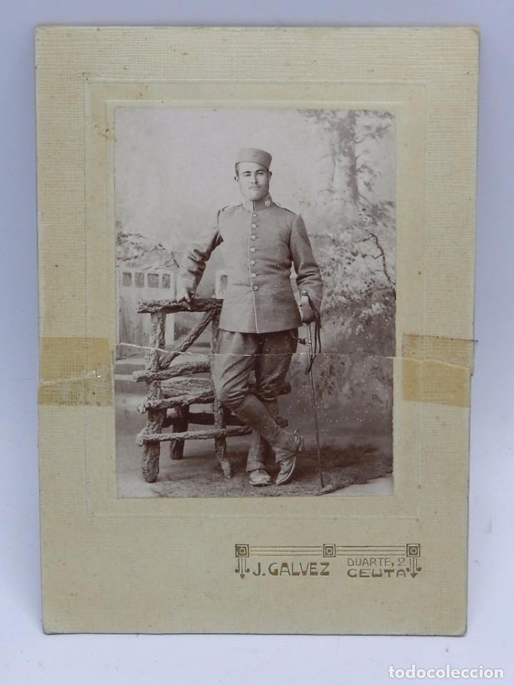 Militaria: FOTOGRAFIA ALBUMINA DE SOLDADO DE CABALLERIA, CON EMBLEMA SANITARIO EN EL CUELLO, FOTO J. GALVEZ, CE