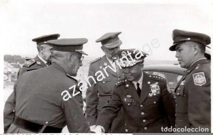 Militaria: ANTIGUA FOTOGRAFIA, MILITARES CHINOS DE VISITA EN LA ACADEMIA DE TOLEDO,FOT.FLORES, 138X86MM