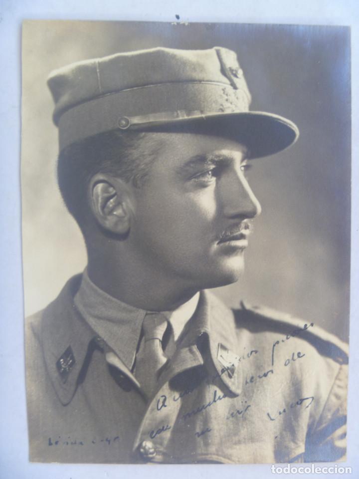 Militaria: RETRATO DE UN OFICIAL DE LA LEGION CON TERESIANA . LERIDA , 1945 ... 13 X 18 CM