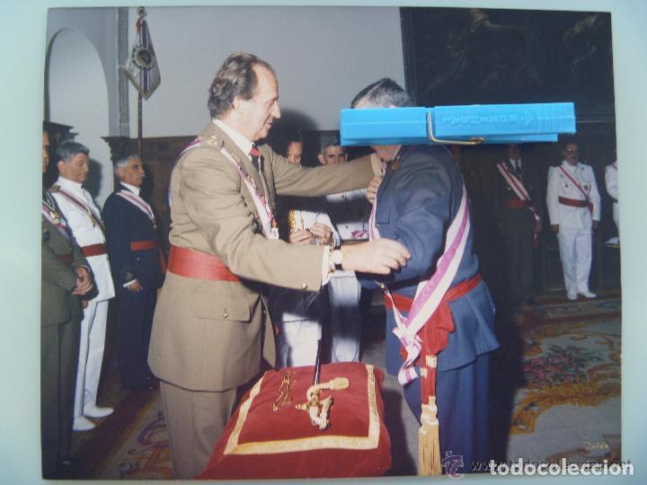 Militaria: ORDEN SAN HERMENEGILDO : EL REY D. JUAN CARLOS IMPONIENDO BANDA Y DAGA A OFICIAL AVIACION.