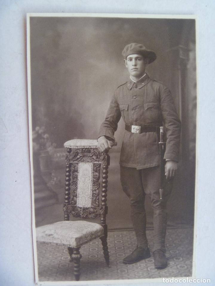 Militaria: GUERRA DE MARRUECOS : FOTO ESTUDIO MILITAR TROPAS DE CAZADORES DE AFRICA ( MEDIA LUNA EN EMBLEMAS)