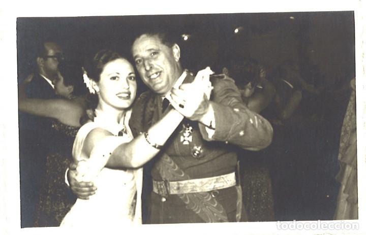 Militaria: Capit&aacute;n de la Legi&oacute;n bailando con mujer