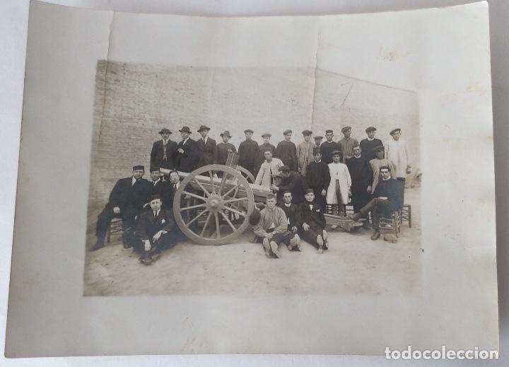 Militaria: FOTO FOTOGRAF&Iacute;A. GRUPO DE RECLUTAS EN EL CUARTEL CON CA&Ntilde;&Oacute;N. NO CONSTA LUGAR NI FOTOGRAFO 18x24 CM.