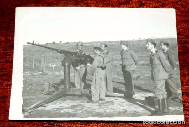 Militaria: FOTOGRAFIA DE MANIOBRAS CON CA&Ntilde;ONES ANTIAEREOS, A&Ntilde;OS 40, MIDE  8 X 6 CMS.