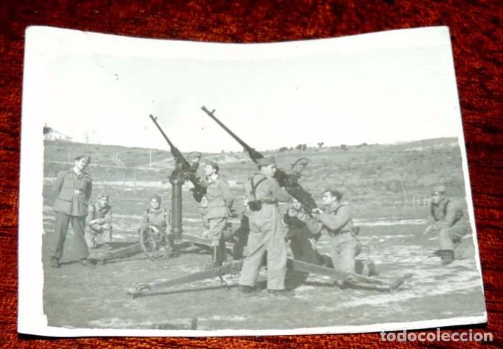 Militaria: FOTOGRAFIA DE MANIOBRAS CON CA&Ntilde;ONES ANTIAEREOS, A&Ntilde;OS 40, MIDE 8 X 6 CMS.