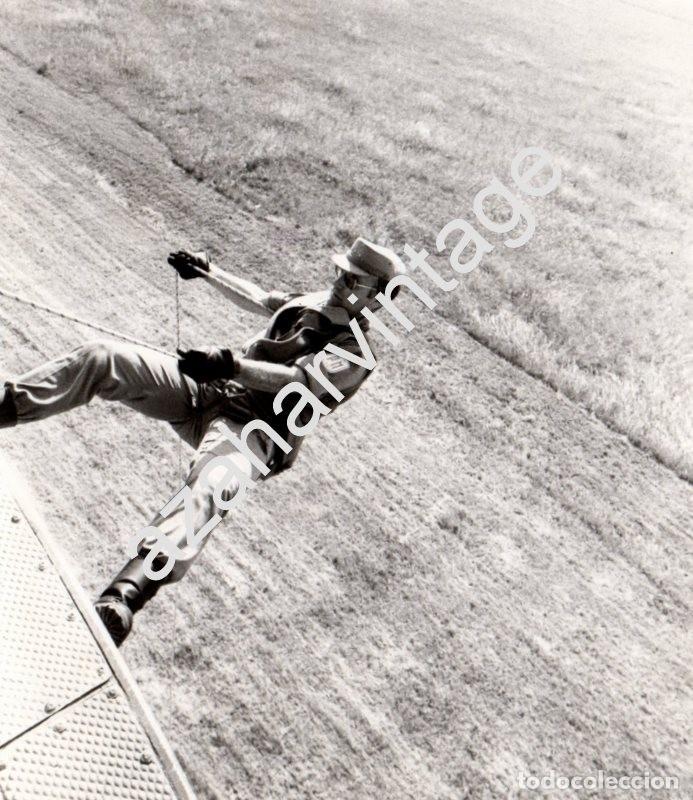Militaria: ANTIGUA FOTOGRAFIA, TENIENTE DE LA POLICIA MILITAR HACIENDO RAPPEL,125X145MM