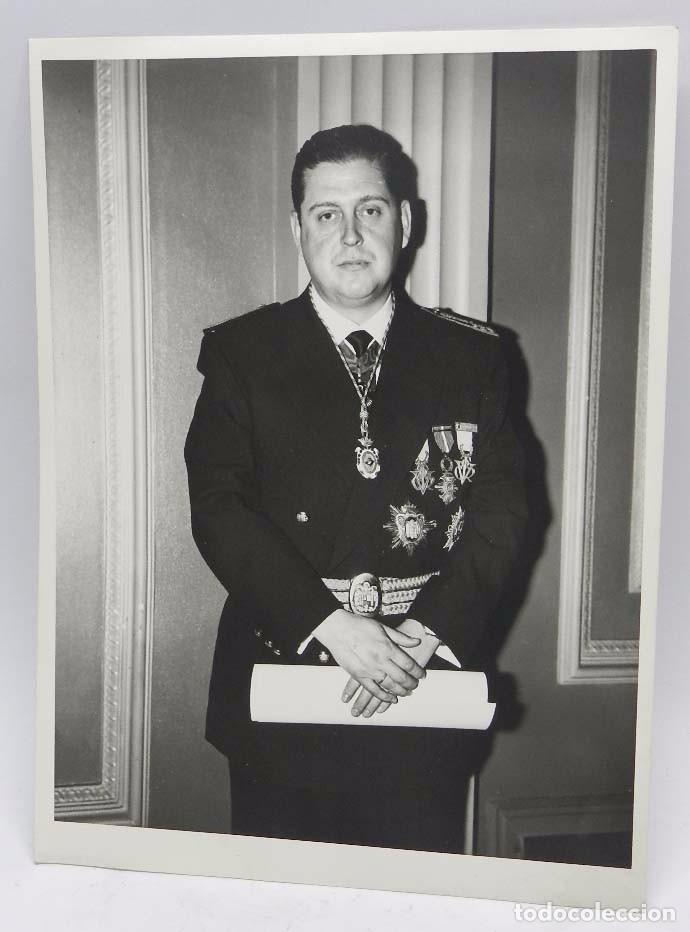 Militaria: FOTOGRAFIA DE JERARCA DE FALANGE, CON CONDECORACIONES Y GRANDES PLACAS, A&Ntilde;OS 60, FOTO ESCOBAR, MADRI