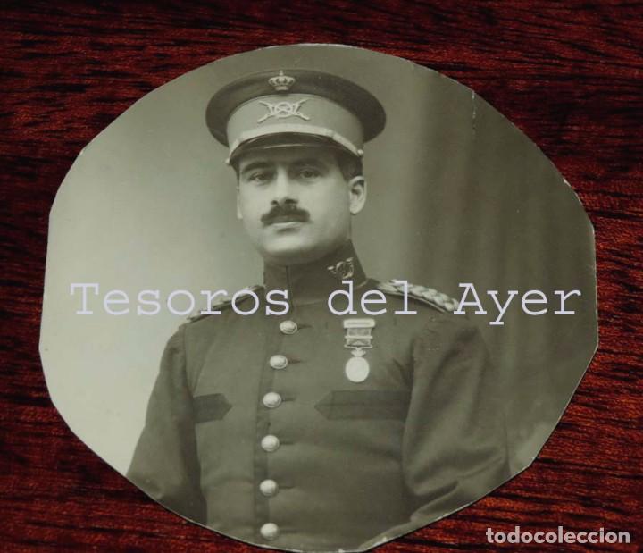 Militaria: FOTOGRAFIA DE OFICIAL DE INFANTERIA CON MEDALLA DE LA CAMPA&Ntilde;A DE MARRUECOS CON ASPAS DE HERIDO Y PAS