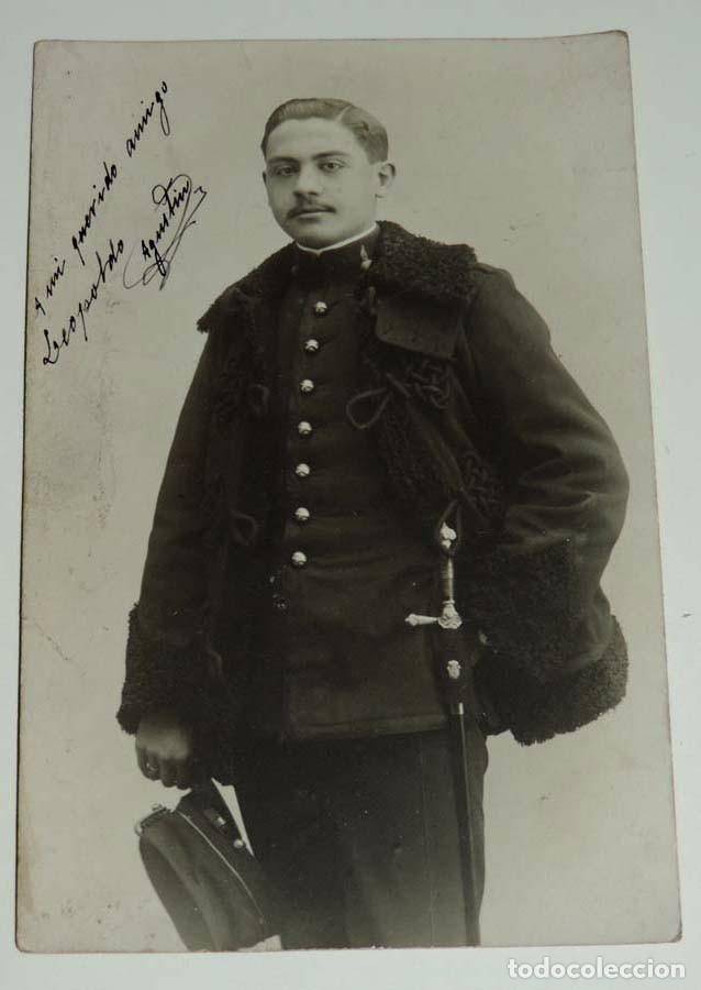 Militaria: FOTOGRAFIA DE OFICIAL DE ARTILLERIA CON PELLIZA CON ALAMARES Y CUELLO DE ASTRACAN, ESPADA, FOTO GOMB