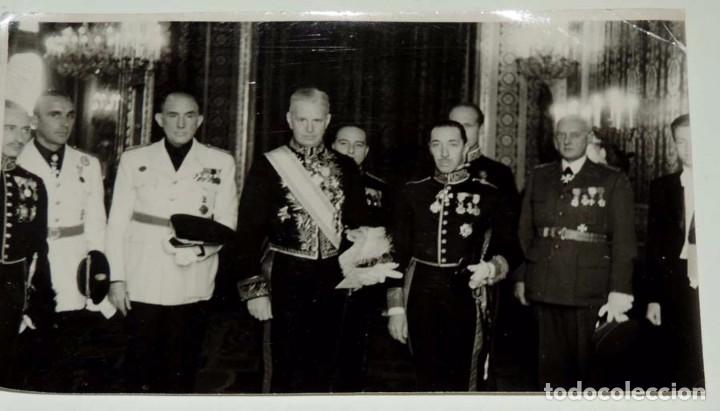 Militaria: FOTOGRAFIA DE LA PRESENTACION DEL MINISTRO DE SUECIA EN ESPA&Ntilde;A, SR. WASTMAN, ESPERANDO CON LOS AGRAG