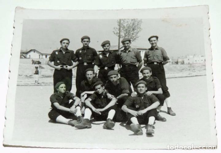 Militaria: FOTOGRAFIA DE CAMPAMENTO DEL FRENTE DE JUVENTUDES, ALBERGUE 1952, MIDE 7,5 X 6 CMS.