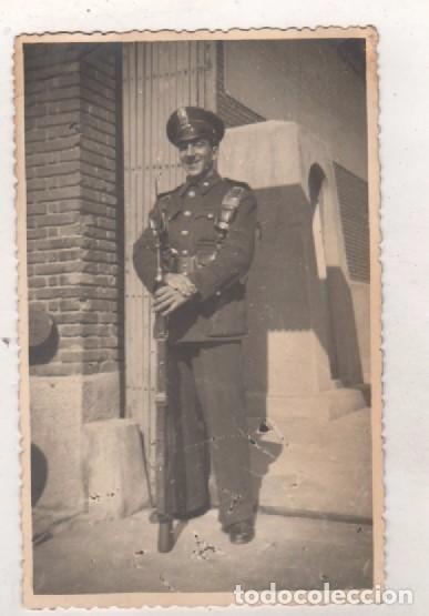 Militaria: Fotograf&iacute;a tama&ntilde;o postal. Fechada el 2/11/1945 Militar haciendo guardia.