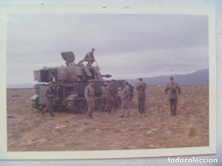 Militaria: FOTO DE MILITARES ESPA&Ntilde;OLES CON UNA PIEZA DE ARTILLERIA AUTOPROPULSADA M-108