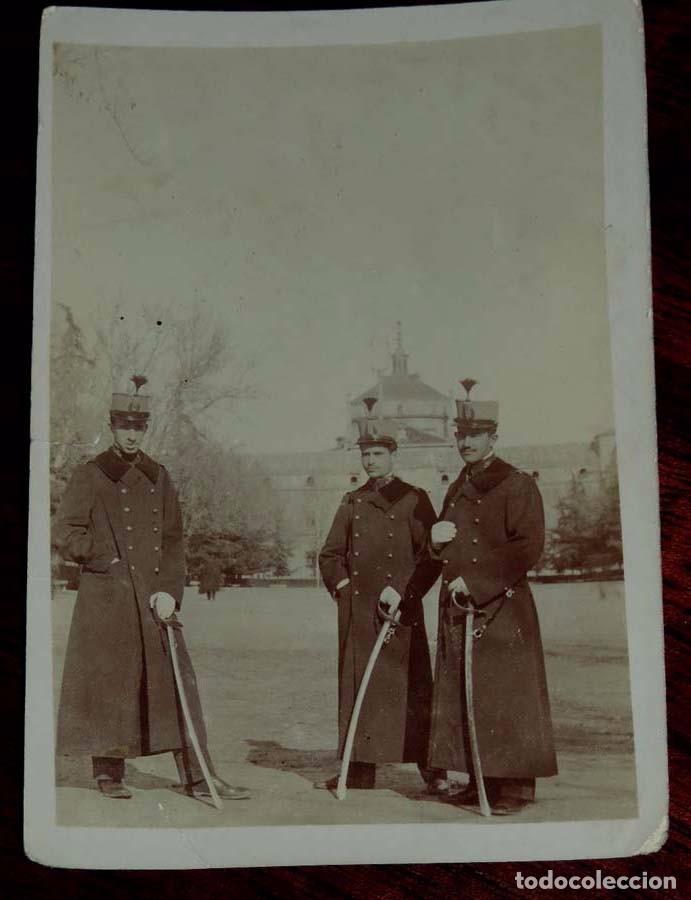 Militaria: FOTOGRAFIA DE SOLDADOS DE INFANTERIA, CON GORRO ROS O LEOPOLDINA, SABLES, PARECEN QUE ESTAN EN MADRI