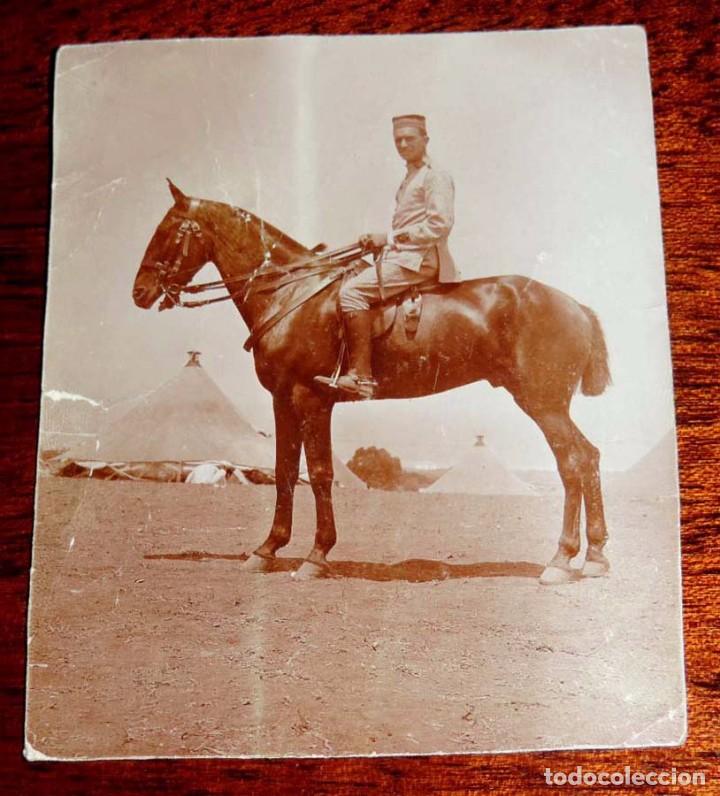 Militaria: FOTOGRAFIA DEL TENIENTE PARDO, MONTADO A CABALLO DURANTE LA CAMPA&Ntilde;A DEL RIF 1914 / 15, ESCRITA POR E