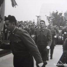 Militaria: FOTOGRAFÍA SOLDADOS AVIACIÓN. JURA DE BANDERA 1955. Lote 71161205