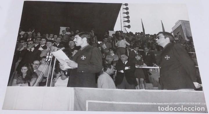 Militaria: Fotografia del acto de la Promesa de la OJE, Falange, Frente juventudes, presidida por el Pr&iacute;ncipe d