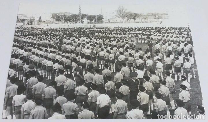 Militaria: Fotografia del acto de la Promesa de la OJE, Falange, Frente juventudes, presidida por el Pr&iacute;ncipe d
