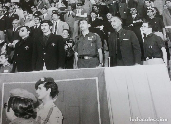 Militaria: Fotografia del acto de la Promesa de la OJE, Falange, Frente juventudes, presidida por el Pr&iacute;ncipe d