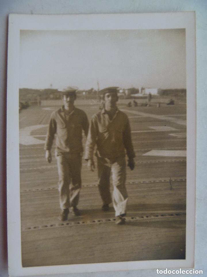 Militaria: FOTO DE DOS MARINEROS DEL PORTAVIONES DEDALO SOBRE LA CUBIERTA, 1975.