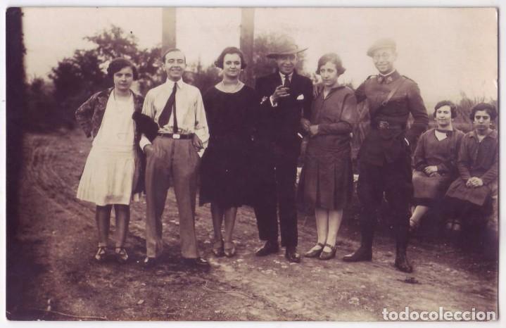 Militaria: Fotograf&iacute;a de familia con un militar. Formato Tarjeta Postal (A&ntilde;os 20)