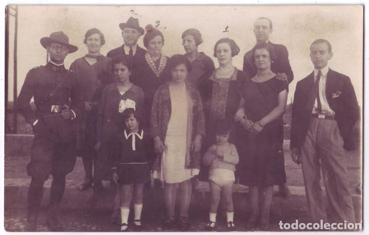 Militaria: Fotograf&iacute;a de familia con un militar. Formato Tarjeta Postal (A&ntilde;os 20)