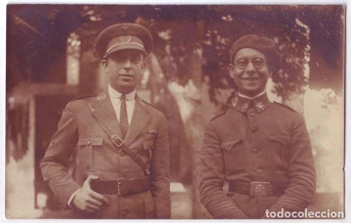 Militaria: Fotograf&iacute;a de dos militares. Formato Tarjeta Postal (A&ntilde;os 20)