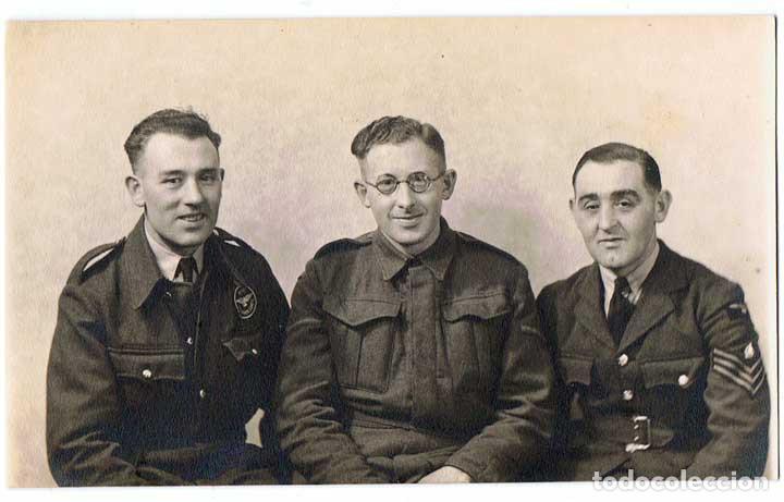 Militaria: Fotograf&iacute;a de tres militares. Posible Fuerzas A&eacute;reas del Ej&eacute;rcito Brit&aacute;nico