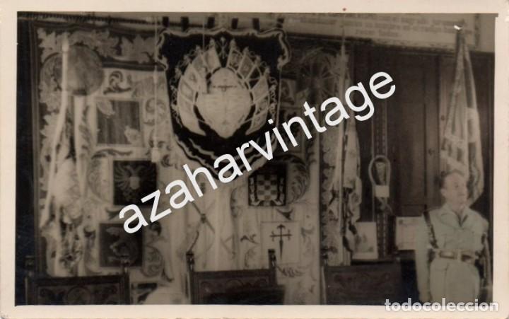 Militaria: ANTIGUA FOTOGRAFIA, OFICIAL DE LA LEGION ANTE ALTAR DE INSIGNIAS Y BANDERAS, 140X90MM