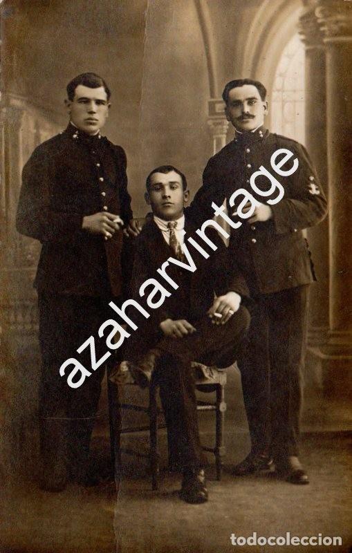 Militaria: ANTIGUA FOTOGRAFIA, ARTILLEROS,EPOCA ALFONSINA, UNO DE ELLOS EMBLEMA ANCLA, 88X138MM