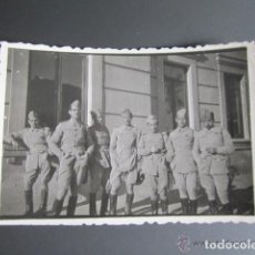 Militaria: ANTIGUA FOTOGRAFÍA MILITAR. PATIO ANTES DE CLASE, ACADEMIA DE CABALLERÍA. VALLADOLID, AÑO 1942