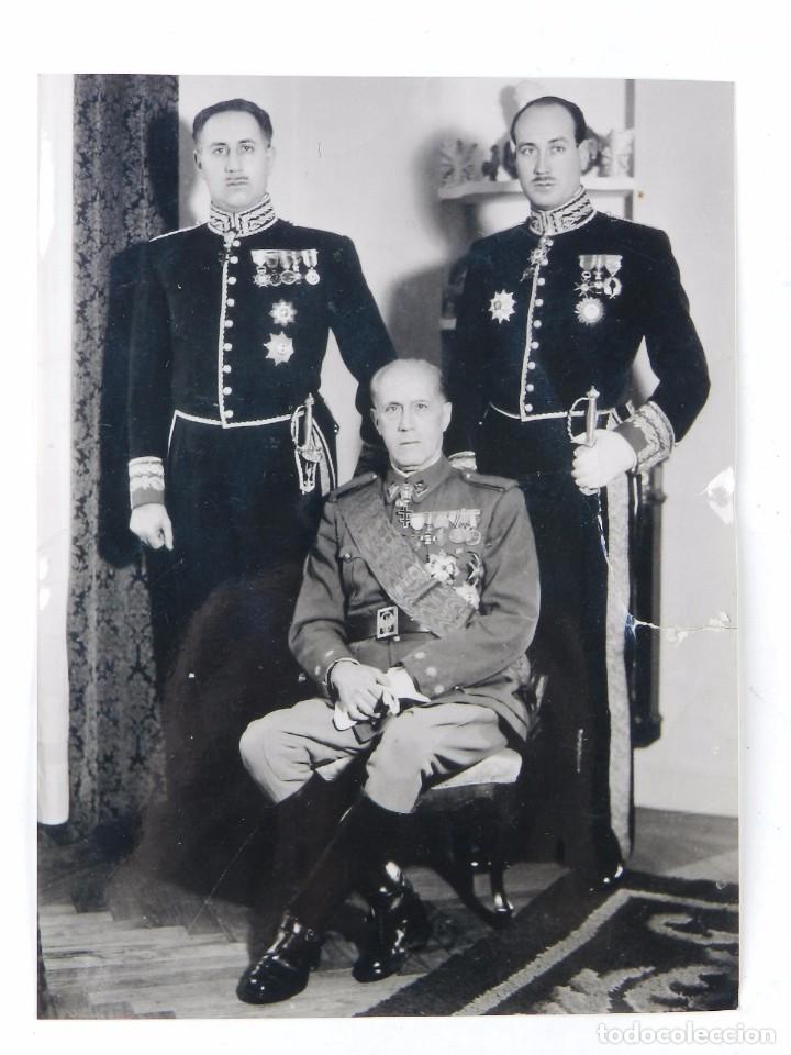Militaria: FOTOGRAFIA DE CORONEL DE INFANTERIA MUY CONDECORADO CON SUS DOS HIJOS DIPLOMATICOS, MIDE 20 X 15 CMS