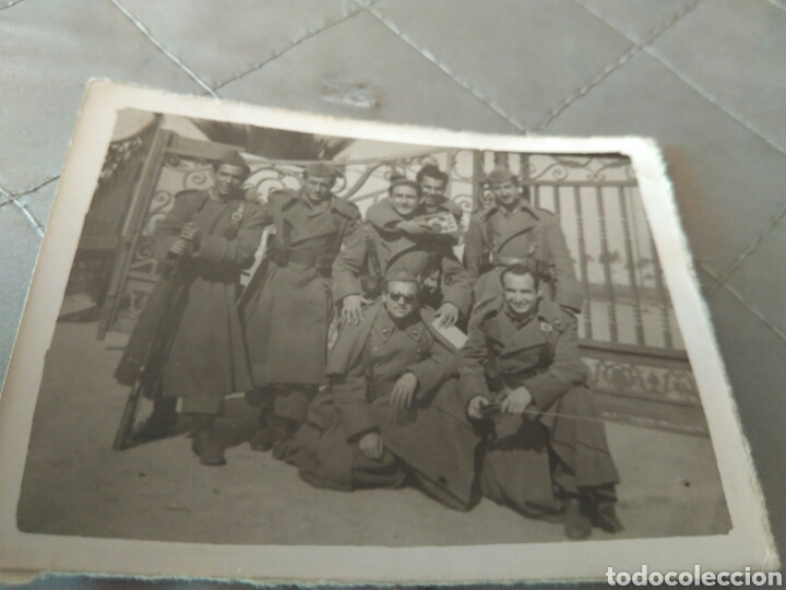 Militaria: Antigua foto grupos militares puerta principal de la Maestranza de Sevilla / Guardia 1953