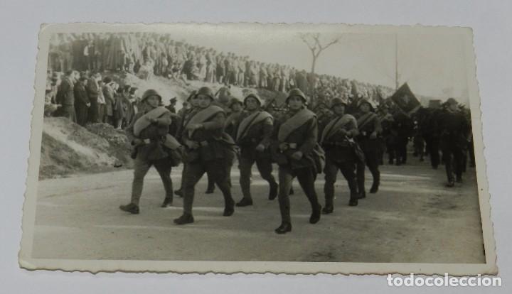 Militaria: FOTOGRAFIA DE DESFILE MILITAR, TAMA&Ntilde;O POSTAL, NO CIRCULADA.